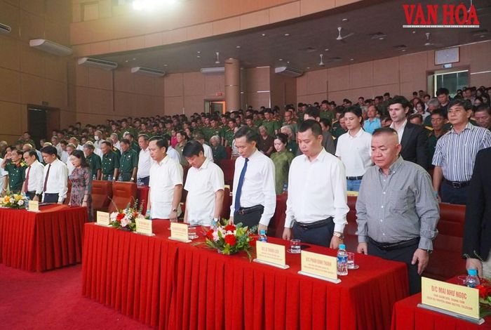Các đại biểu và khán giả dành một phút mặc niệm để tưởng nhớ Chủ tịch Hồ Chí Minh và các Anh hùng liệt sĩ đã anh dũng hi sinh vì sự nghiệp đấu tranh giải phóng dân tộc, thống nhất đất nước