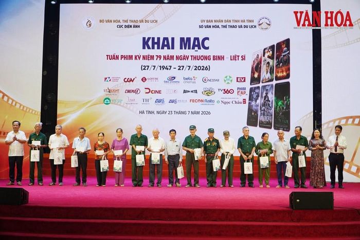 Tại lễ khai mạc Tuần phim, nhiều đơn vị, doanh nghiệp, nhà hảo tâm thông qua Cục Điện ảnh đã trao tặng 100 phần quà tri ân người có công và gia đình liệt sĩ trên địa bàn Hà Tĩnh