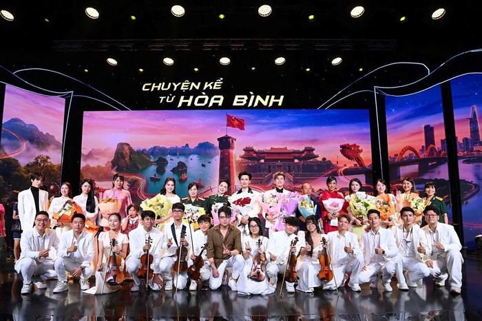 Chuyện kể từ hòa bình được dàn dựng theo hình thức live show với ban nhạc biểu diễn trực tiếp (live band), mang đến một không gian âm nhạc giàu cảm xúc và gần gũi với khán giả