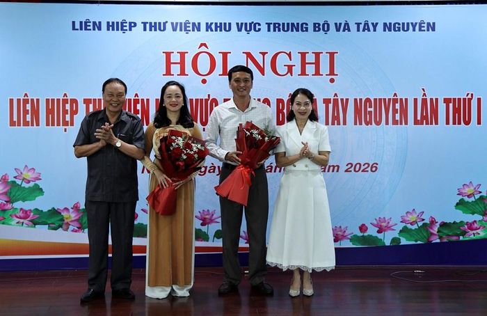 Lãnh đạo Hội Thư viện Việt Nam và Sở VHTTDL TP. Đà Nẵng tặng hoa Ban Chấp hành Liên hiệp