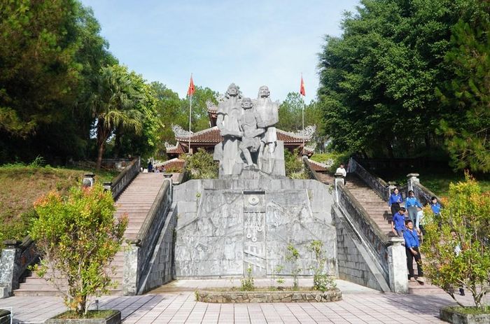 Lối vào đền thờ Khu di tích lịch sử Chín Hầm. Ảnh: S.Thùy