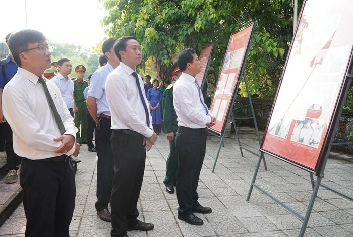 Các đại biểu tham quan không gian triển lãm "Ký ức thời hoa lửa". Ảnh: S.Thùy