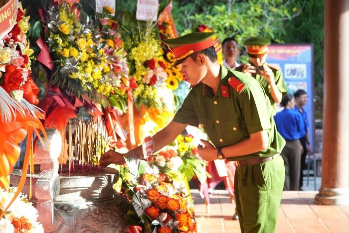 Chiến sĩ CAND dâng hương tri ân các Anh hùng liệt sĩ tại di tích Chín Hầm. Ảnh: S.Thùy