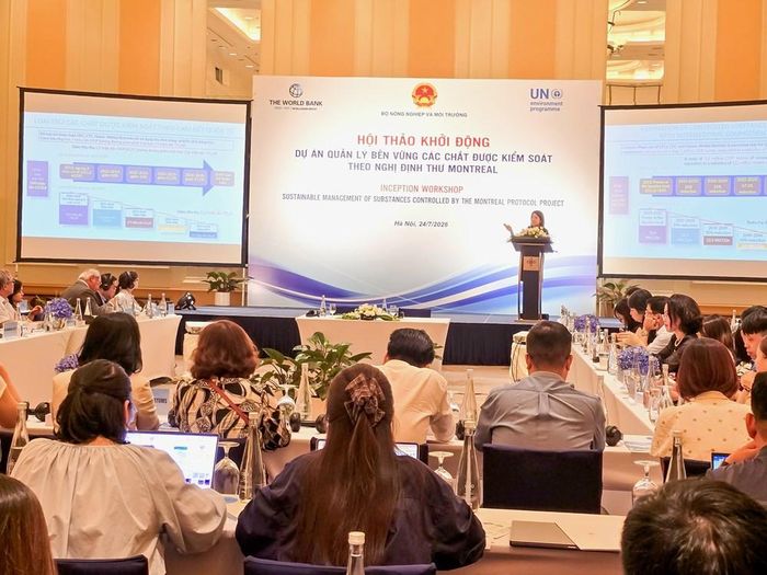 Đại diện Cục Biến đổi khí hậu (Bộ Nông nghiệp và Môi trường) trình bày nội dung lộ trình thực hiện các cam kết của Việt Nam theo Nghị định thư Montreal