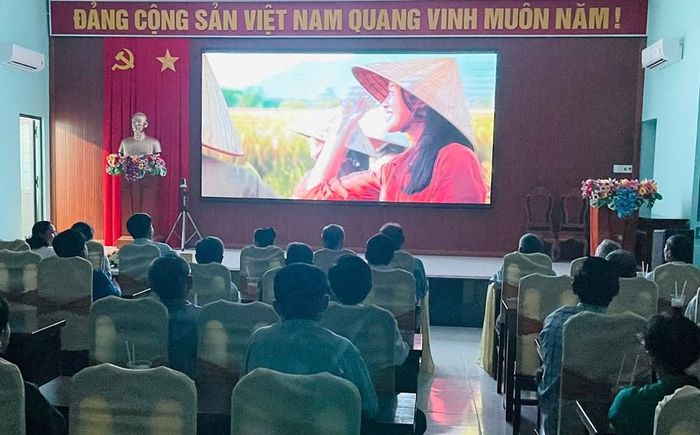 Khán giả xem phim “Bình Minh đỏ”
