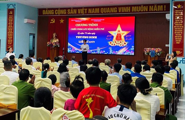Quang cảnh buổi chiếu phim tại hội trường xã Vĩnh Thuận