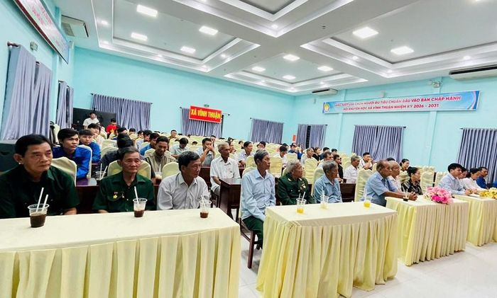 Đại biểu, cựu chiến binh và nhân dân đến xem phim
