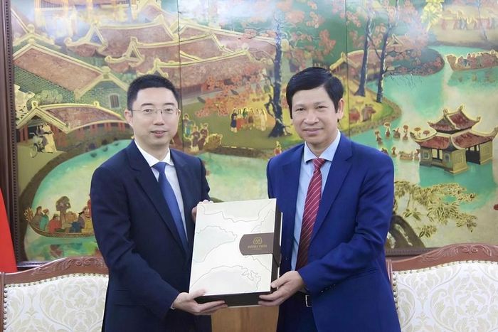 Thứ trưởng Hồ An Phong tặng quà lưu niệm ông Hàn Thánh Kiến