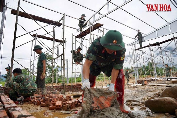 Lực lượng chức năng tham gia công tác khắc phục sau trận lũ quét