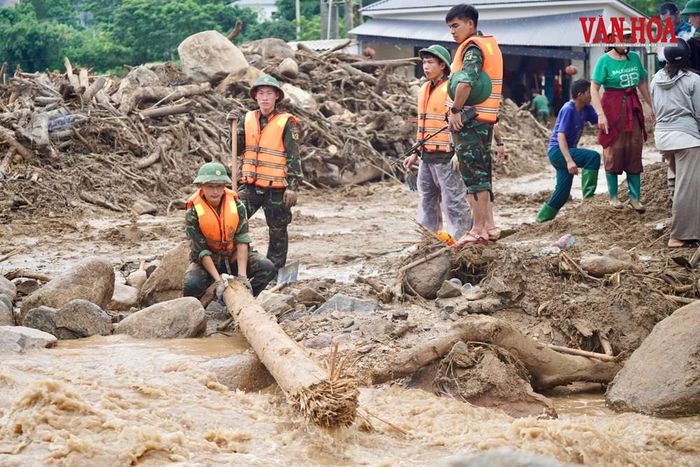 Sau thiên tại, địa phương huy động hơn 1.000 cán bộ, chiến sĩ quân đội, công an, biên phòng, dân quân tự vệ cùng lực lượng tại chỗ tham gia tìm kiếm cứu nạn và khắc phục hậu quả.