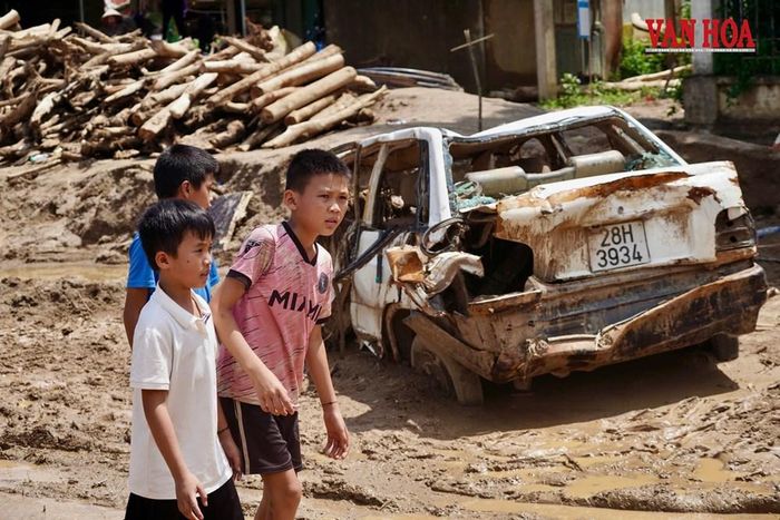 Tài sản, phương tiện bị hư hại sau trận lũ quét