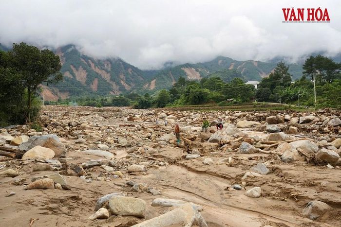 Nhiều diện tích hoa màu bị đất đá vùi lấp, ảnh hưởng đến sản xuất và sinh kế người dân