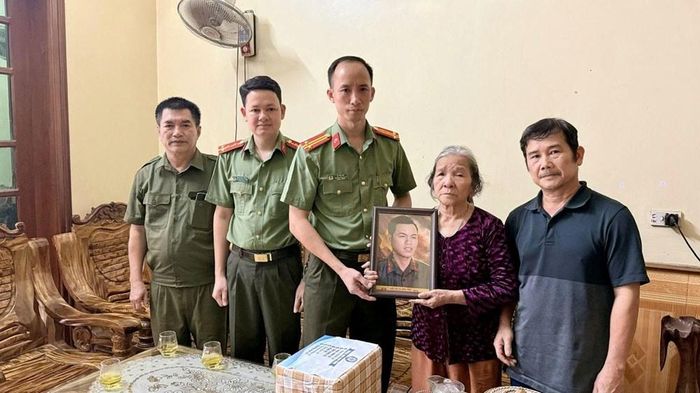 Công an xã Sao Vàng trao tặng ảnh phục dựng chân dung liệt sĩ Lê Hữu Tiếp cho vợ liệt sĩ, mang đến món quà tri ân đầy ý nghĩa sau hơn nửa thế kỷ mong mỏi