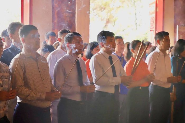 Đoàn dâng hương tại Di tích quốc gia Văn miếu Trấn Biên