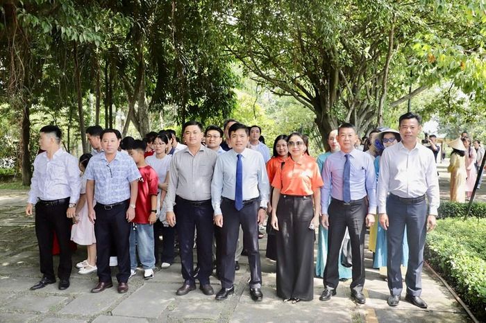 Đoàn đại biểu do ông Nguyễn Hữu Ngọc, Phó Chánh Văn phòng Bộ VHTTDL làm trưởng đoàn đã tổ chức lễ dâng hương tại Di tích quốc gia Văn miếu Trấn Biên