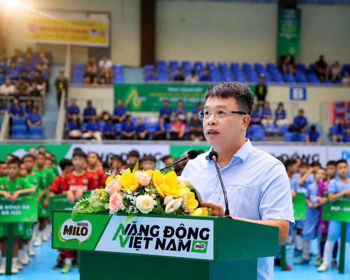 Nhà báo Nguyễn Phan Khuê, Tổng biên tập Báo Thiếu niên Tiền phong và Nhi đồng phát biểu tại buổi lễ