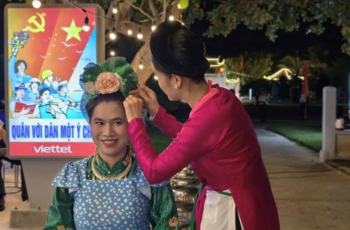 Những ca sĩ, nghệ sĩ trong Đoàn công tác số 19-2026 hỗ trợ nhau trang điểm, chuẩn bị âm thanh... trước khi lên sân khấu