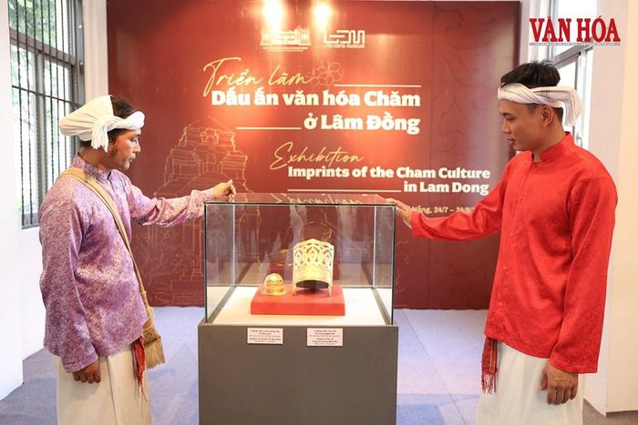 Triển lãm giới thiệu khoảng 30 hiện vật và 100 hình ảnh, tập trung vào hai nội dung chính: "Di sản kiến trúc - điêu khắc Chăm tại Lâm Đồng" và "Đời sống văn hóa, tín ngưỡng của người Chăm tại Lâm Đồng"