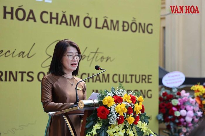 Bà Lê Thị Thu Trang, Giám đốc Bảo tàng Điêu khắc Chăm Đà Nẵng phát biểu khai mạc triển lãm