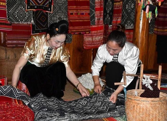 Đó là cách để thổ cẩm Yên Châu đến với đông đảo người dân và du khách, góp phần quảng bá hình ảnh Sơn La