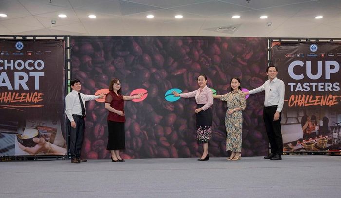 Lãnh đạo UBND TP. Đà Nẵng cùng các đại biểu thực hiện nghi thức khai mạc chương trình "Đại tiệc cà phê 2026"