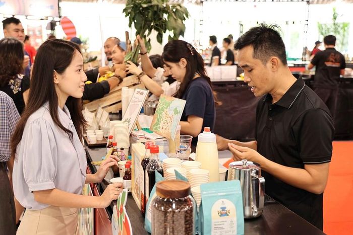 Đông đảo người dân và du khách trải nghiệm các hương vị cà phê sáng tạo tại chương trình