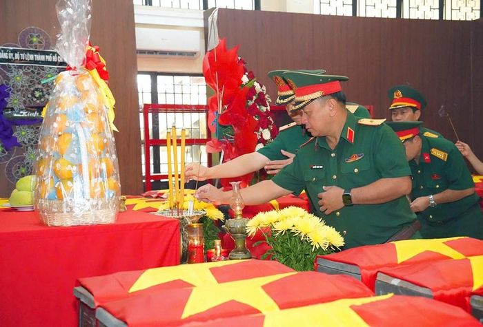 Trước đó, đoàn công tác Quân khu 7 đã đến dâng hương, dâng hoa tưởng niệm các Anh hùng liệt sĩ được quy tập tại Công viên Lê Thị Riêng