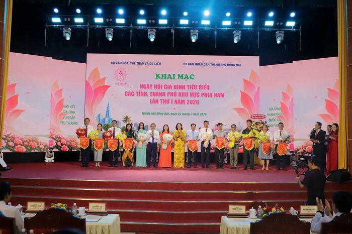 Thứ trưởng Bộ VHTTDL Trịnh Thị Thủy và Phó Chủ tịch UBND TP Đồng Nai Lê Trường Sơn trao cờ lưu niệm và hoa cho 9 đoàn tham dự Ngày hội