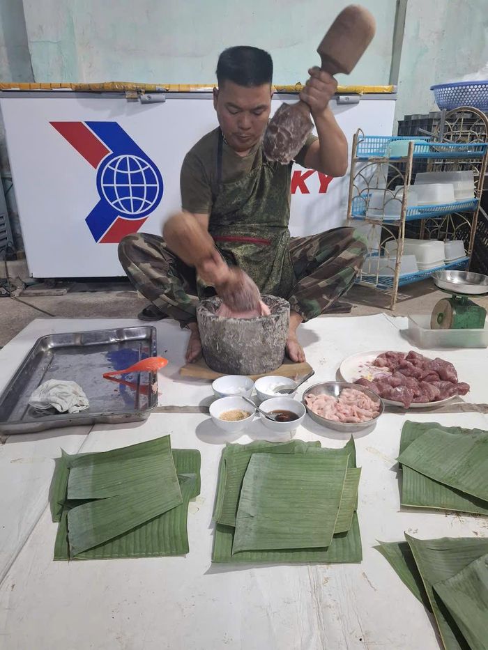 Nghệ nhân Nguyễn Vũ Hạnh giã giò bằng chày tay