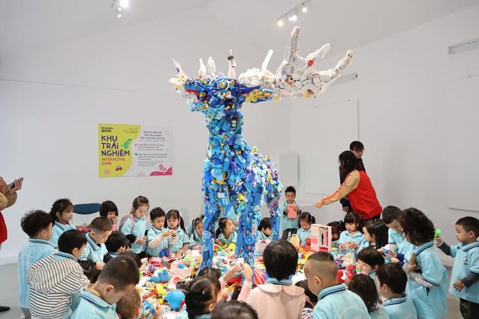 Triển lãm "Plastic Dinoland" của nghệ sĩ Hiroshi Fuji do Trung tâm Giao lưu Văn hóa Nhật Bản tại Việt Nam tổ chức vào tháng 3/2025 tại Hà Nội, thu hút khoảng 30.000 lượt khách tham quan. Ảnh: BTC