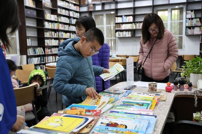 Thư viện của Trung tâm Giao lưu Văn hóa Nhật Bản tại Việt Nam phục vụ miễn phí với nhiều đầu sách tiếng Nhật, tiếng Anh và tiếng Việt, góp phần giúp công chúng chuyển từ sự tò mò ban đầu sang quá trình tìm hiểu lâu dài về văn hóa Nhật Bản. Ảnh: Trung tâm Giao lưu Văn hóa Nhật Bản tại Việt Nam
