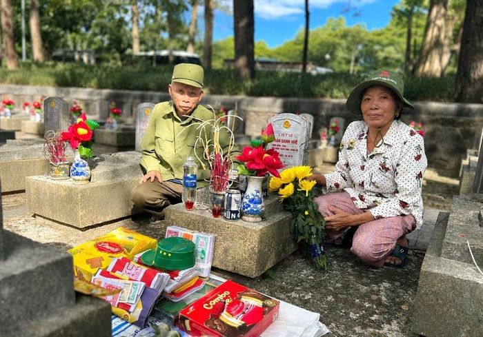 Vợ chồng ông Trần Hương, quê Hà Tĩnh, thành kính tưởng nhớ người anh trai là liệt sĩ Trần Danh Huệ, hy sinh trên tuyến đường Trường Sơn năm 1973. Ảnh: Nguyên Linh - TTXVN