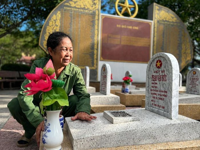 Bà Đoàn Thị Hồng (67 tuổi), nguyên chiến sĩ Sư đoàn 470, Binh đoàn Trường Sơn, đã hơn 45 năm gắn bó với công việc quản trang tại Nghĩa trang Liệt sĩ Quốc gia Trường Sơn. Ảnh: Nguyên Linh - TTXVN