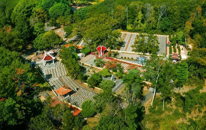 Giữa đại ngàn Trường Sơn, Nghĩa trang Liệt sĩ Quốc gia Trường Sơn là nơi yên nghỉ của 10.263 Anh hùng liệt sĩ. Ảnh: Nguyên Linh - TTXVN