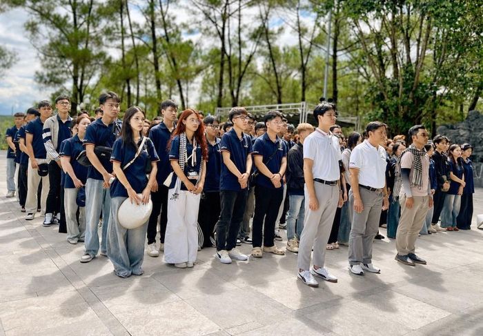 Giảng viên, sinh viên Trường Đại học Phenikaa dâng hương, dâng hoa tưởng niệm các Anh hùng liệt sĩ tại Nghĩa trang Liệt sĩ Quốc gia Trường Sơn. Ảnh: Nguyên Linh - TTXVN