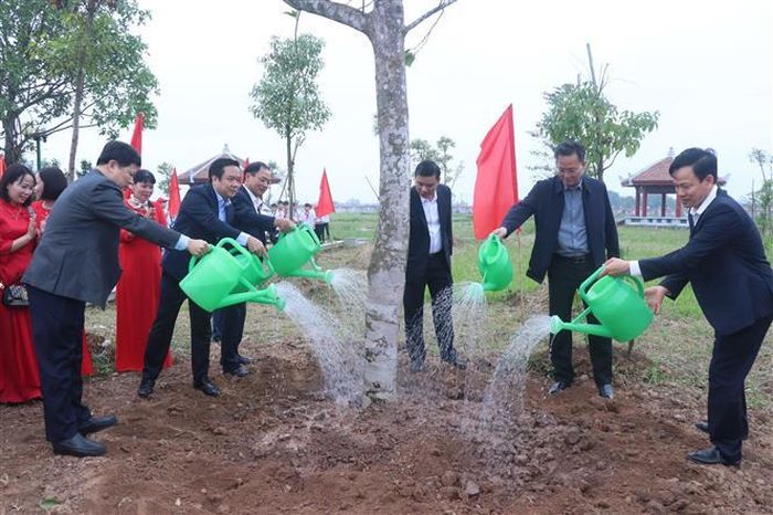 Lãnh đạo tỉnh Hưng Yên trồng cây tại Khu lưu niệm Nhà bác học Lê Quý Đôn, xã Lê Quý Đôn. Ảnh: Đinh Văn Nhiều-TTXVN