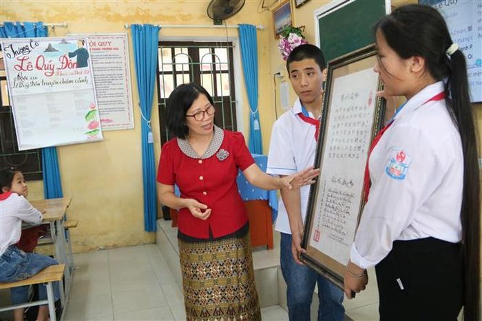Giờ học về Danh nhân văn hóa Lê Quý Đôn. Ảnh: Thu Hoài - TTXVN
