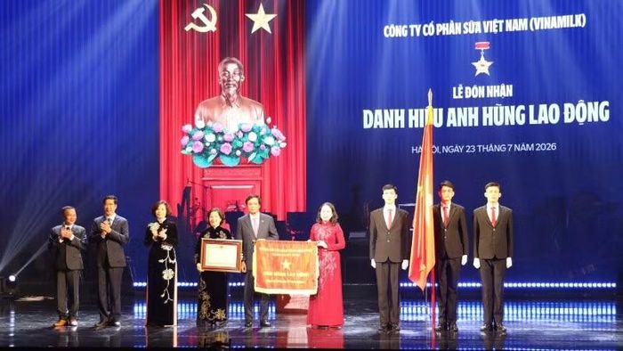 Phó Chủ tịch nước Võ Thị Ánh Xuân trao danh hiệu Anh hùng Lao động tặng Công ty cổ phần Sữa Việt Nam-Vinamilk. (Ảnh: VÂN ANH)