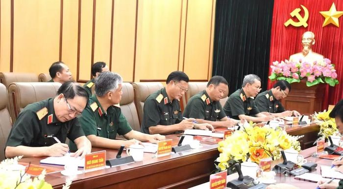 Các đại biểu dự phiên họp.