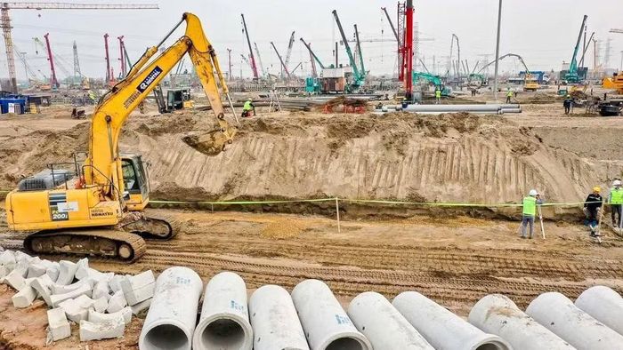 Không khí thi công nhộn nhịp, khẩn trương trên công trường xây dựng Dự án sân vận động Trống Đồng thuộc Khu đô thị thể thao Olympic, thành phố Hà Nội. (Ảnh: HUY TRUNG)