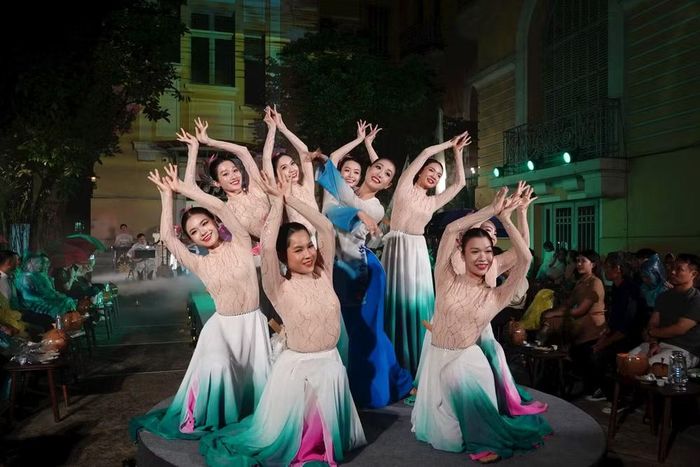 Biểu diễn nghệ thuật dân tộc tại chương trình "Hồn quê trong phố" ở Bảo tàng Mỹ thuật Thành phố Hồ Chí Minh. (Ảnh: MẠNH HẢO)
