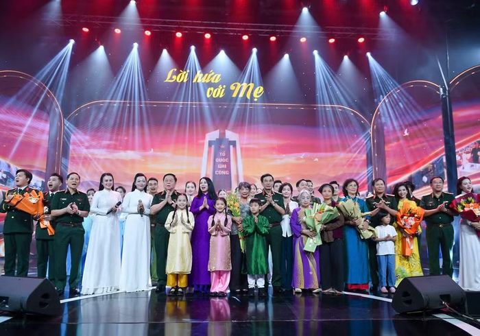 Các đại biểu tặng hoa các ca sĩ, nghệ sĩ Nhà hát Ca múa nhạc Quân đội, Trường đại học Văn hóa Nghệ thuật Quân đội.