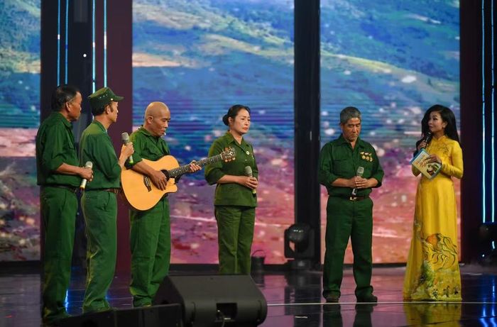 Giao lưu với các nhân chứng lịch sử.
