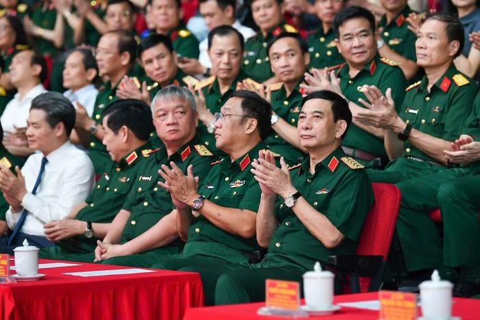 Đại tướng Phan Văn Giang, Ủy viên Bộ Chính trị, Phó Bí thư Quân ủy Trung ương, Phó Thủ tướng Chính phủ, Bộ trưởng Quốc phòng (hàng đầu, ngoài cùng bên phải) tham dự chương trình.