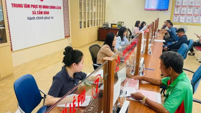 Cán bộ Trung tâm Phục vụ hành chính công xã Cẩm Bình (tỉnh Hà Tĩnh) hướng dẫn người dân triển khai thủ tục hành chính (Ảnh: MINH CHÍNH)
