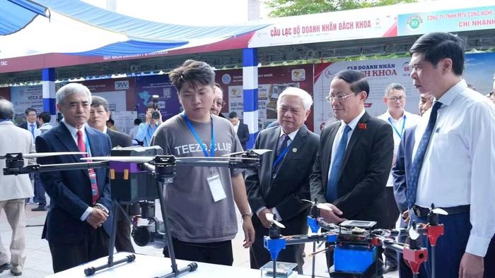 Sản phẩm công nghệ của doanh nghiệp được giới thiệu tại Hội nghị Khoa học và Triển lãm quốc tế về Điều khiển và Tự động hóa lần thứ 8. (Ảnh: HỘI TỰ ĐỘNG HÓA)
