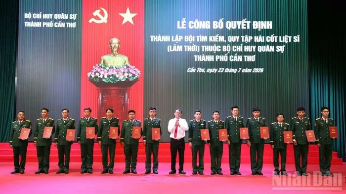 Ông Nguyễn Văn Khởi, Phó Chủ tịch Ủy ban nhân dân thành phố Cần Thơ trao quyết định điều động, bổ nhiệm cho cán bộ, quân nhân chuyên nghiệp tham gia Đội tìm kiếm, quy tập hài cốt liệt sĩ (lâm thời).