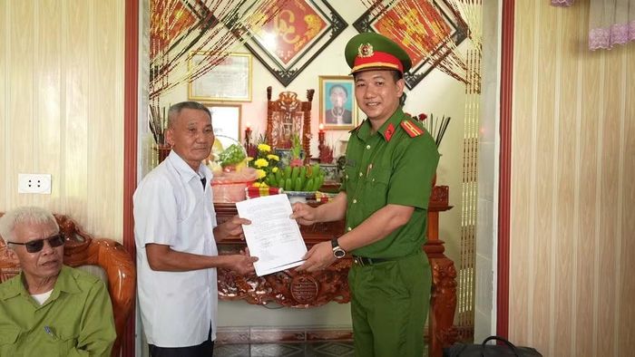 Gia đình xúc động khi nhận thông tin về kết quả xét nghiệm ADN thân nhân trùng khớp với ADN của một liệt sĩ được an táng tại Nghĩa trang Liệt sĩ Đức Cơ, Gia Lai.