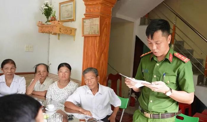 Gia đình xúc động khi nhận thông tin về kết quả xét nghiệm ADN thân nhân trùng khớp với ADN của một liệt sĩ được an táng tại Nghĩa trang Liệt sĩ Đức Cơ, Gia Lai.
