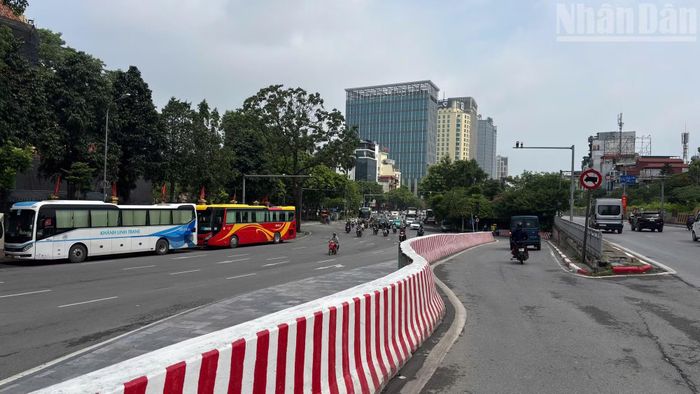 Các điểm trung chuyển, trông giữ xe sẽ được nghiên cứu bố trí tại khu vực rìa vùng phát thải thấp, tạo điều kiện để người dân gửi ô-tô, xe máy cá nhân và tiếp tục hành trình bằng phương tiện công cộng hoặc phương tiện xanh.